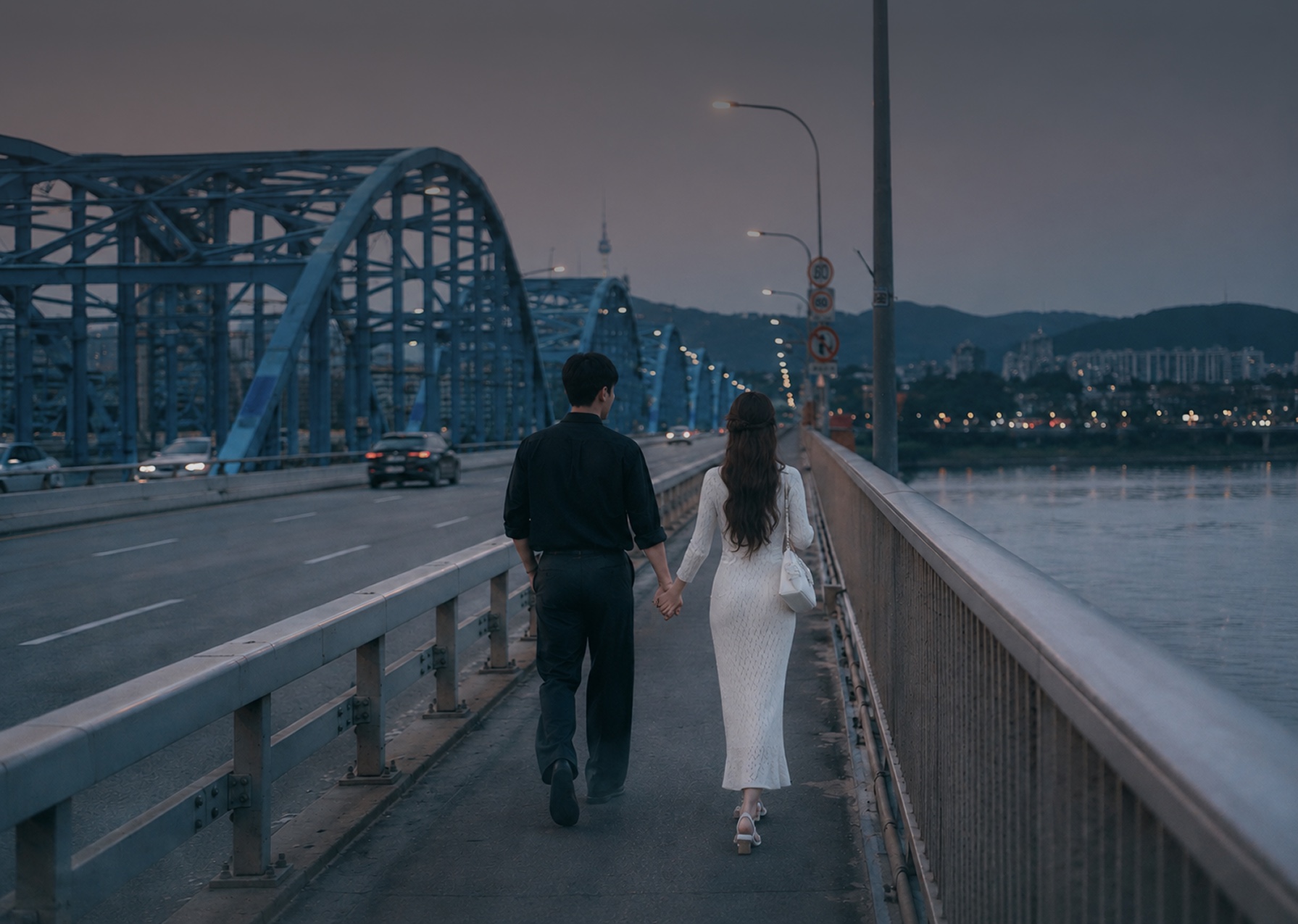 퇴근길 다리 위를 손잡고 걷는 직장인 커플 — 직연 1:1 프라이빗 소개팅